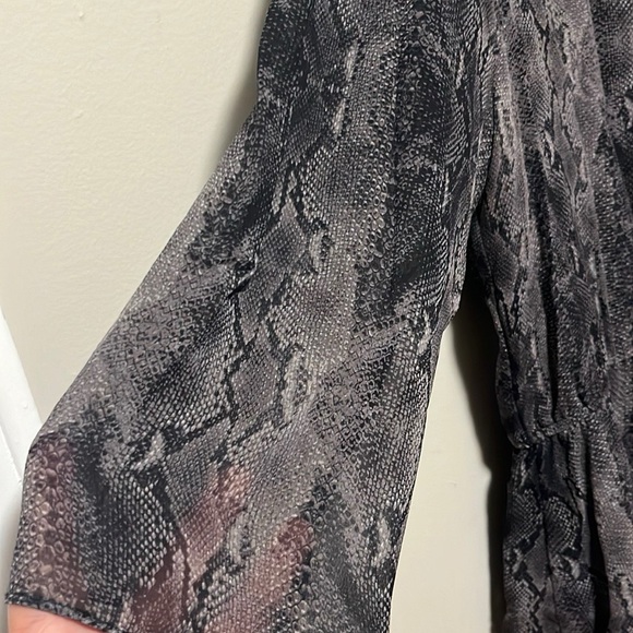 Aritzia Babaton woman’s Alexander Snake print silk peplum blouse size L - Picture 7 of 8